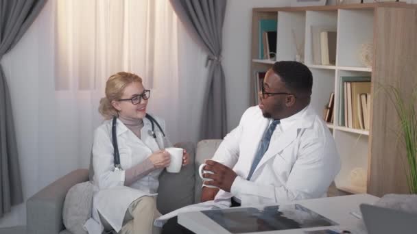 Doctors drinking coffee work break team man woman — Stock Video