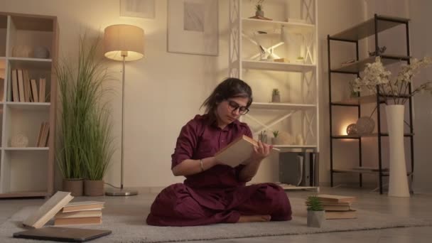 Читання дозвілля затишні вихідні жінка розслабляє будинок — стокове відео
