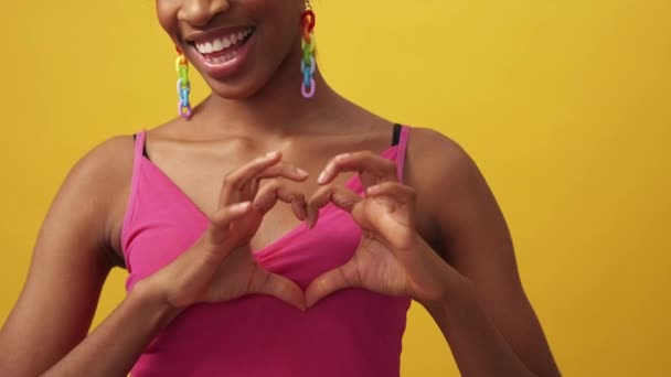 Сердечный жест Валентина день приветствия женщина любовь — стоковое видео