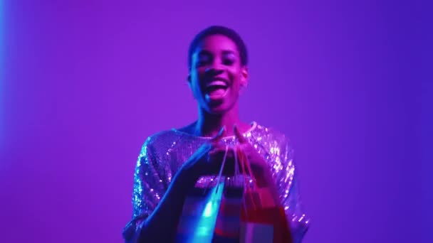 黑色星期五甩卖购物有趣的霓虹灯女布袋 — 图库视频影像
