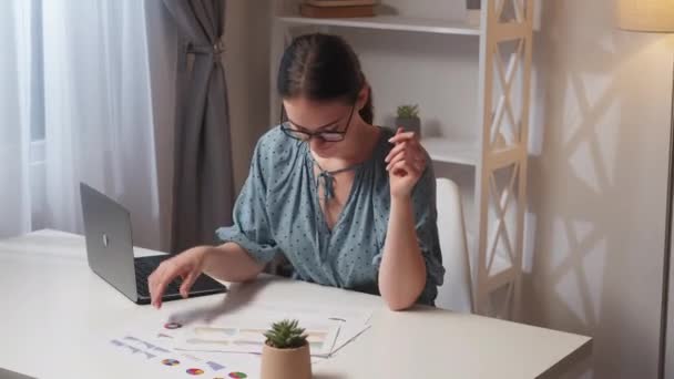 Exitosa carrera femenina mujer de negocios satisfecha — Vídeos de Stock