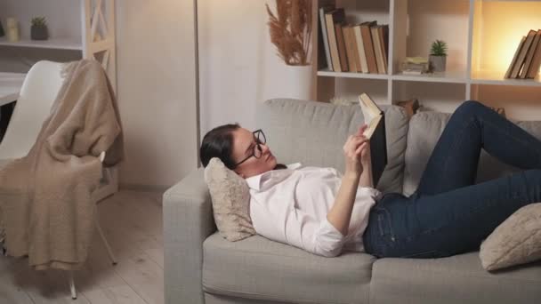 Preguiçoso estudo casa aprendizagem mulher leitura chato livro — Vídeo de Stock