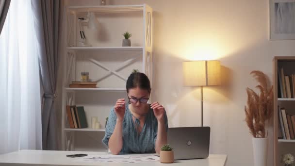 Work fatigue employee stress tired woman headache — Stock Video