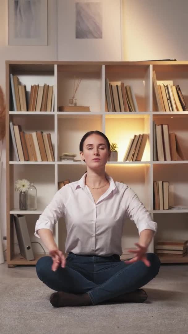 Yoga terapisi stres atağı, kadın egzersizi. — Stok video