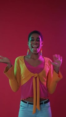 Kazanan zafer kutlaması, mutlu kadını heyecanlandırır.