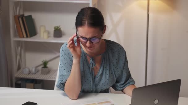 Стресова напруга робота головний біль хворий працівник жінки — стокове відео