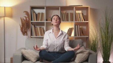 Evde meditasyon yoga terapisi sakin kadın solunumu