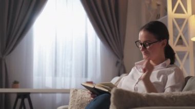 Evde hobi edinmek, rahatlamak, kadın kitabı okumak.