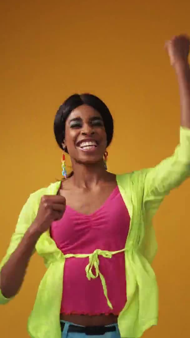 Zwycięzca taniec zwycięstwo święto podekscytowany kobieta tak — Wideo stockowe