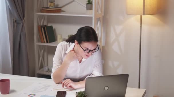 Appel vidéo entreprise télétravail femme intelligente ordinateur portable — Video