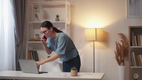 Práce konflikt otravné telefonát žena křičí — Stock video