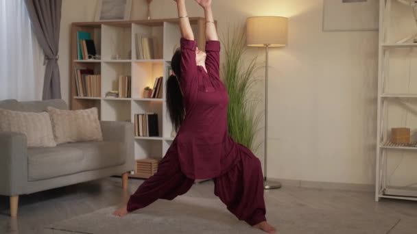 Yoga pose saludable recreación hogar mujer ejercicio — Vídeos de Stock