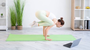 Yoga dersi çevrimiçi pilates egzersiz kadını evinde