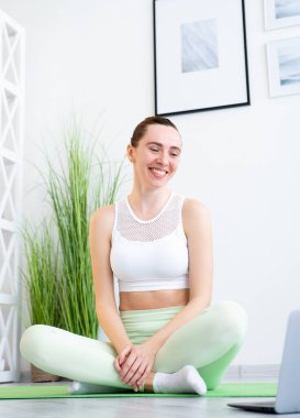 Evde antrenman yapan atletik kadın.