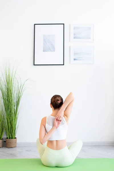 肌肉伸展运动适合女性瑜伽 — 图库照片