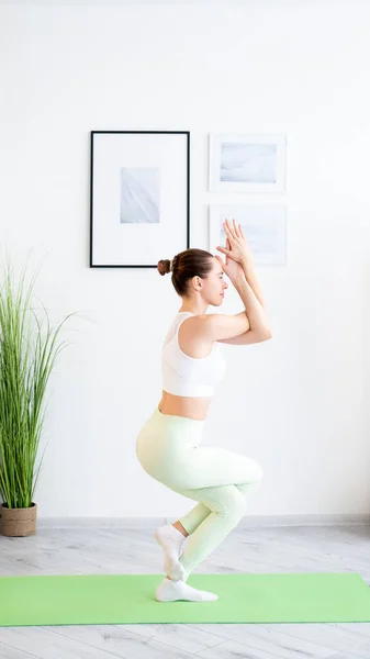 Yoga interior estilo de vida saludable mujer entrenamiento en casa —  Fotos de Stock