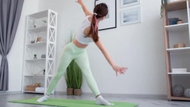 Evde spor yogası, zayıf kadın egzersiz egzersizi.