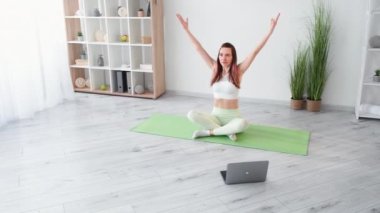 Yoga sınıfı ev yapımı spor kadın dizüstü bilgisayar.