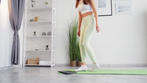Ranní cvičení online fitness žena jóga kurz — Stock video
