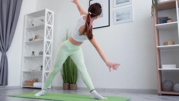 Casa deporte yoga estiramiento mujer delgada ejercicio gimnasio — Vídeos de Stock