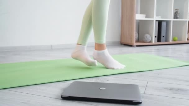 Домашняя медитация йога онлайн спортивная женщина ноутбук — стоковое видео