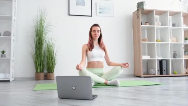 Ochtend meditatie yoga ontspanning vrouw laptop — Stockvideo