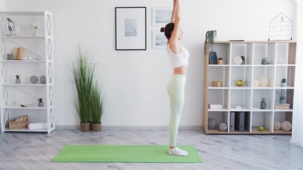 Yoga instructeur pilates klasse vrouw fitness cursus — Stockvideo