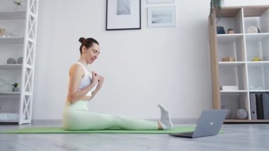 pilates eğitmeni çevrimiçi kadın yoga laptopu
