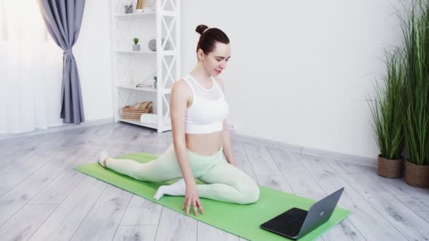 Home fitness training online workout woman yoga — ストック動画