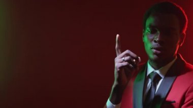 Zekice cevap ver. İç görü, düşünceli adam kıyafeti.