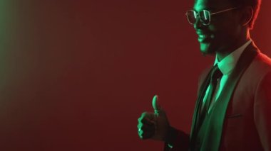 Cesaret verici bir jest. İyi iş, neon adam.