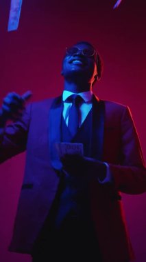 Zengin insanlar para harcıyor gururlu adam dolar