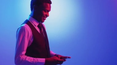 Telefon kullanarak iş görüşmesi mobil uygulama adamı çevrimiçi