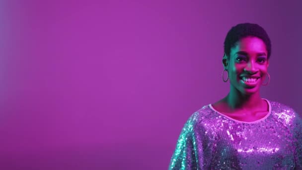 Neon ışığı insanları arka plan kadınlarının reklamını yapıyor — Stok video