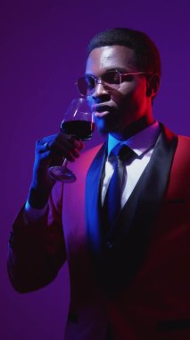 Lüks içki, beyler. Parti, neon zengin adam şarabı.