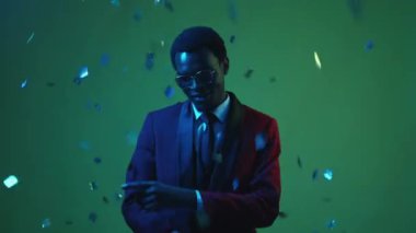 Parti adamı neşeli neon dans konfeti yağmuru