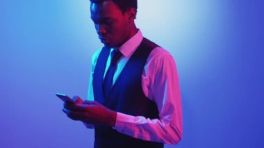 Çevrimiçi çatışma şirket sohbet iş adamı telefonu