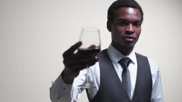 Джентльмен п'є корпоративний тост чоловік винний келих — стокове відео