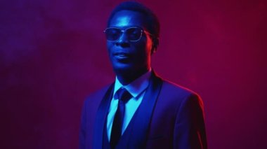 Büyük ikramiyeyi kazanan adam parasını kutlar.