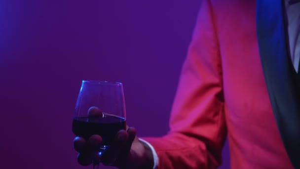 Vino degustación alcohol sommelier neón hombre vidrio — Vídeo de stock