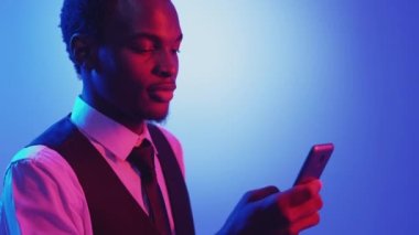 Mobile Flört videosu Man air kiss heart phone