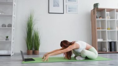 yoga videosu sabah egzersiz kadın dizüstü bilgisayar
