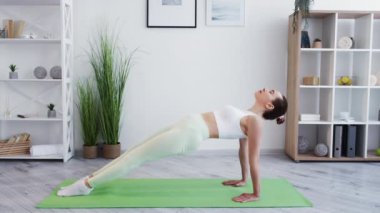 Yoga terapisi vücut sağlığı sportif kadın alıştırması