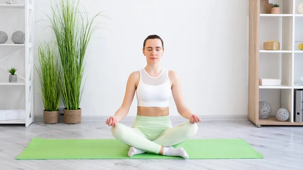 Meditazione yoga pace interiore donna rilassante casa — Foto Stock