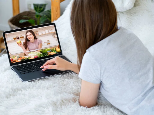 video recipe online culinary class woman laptop