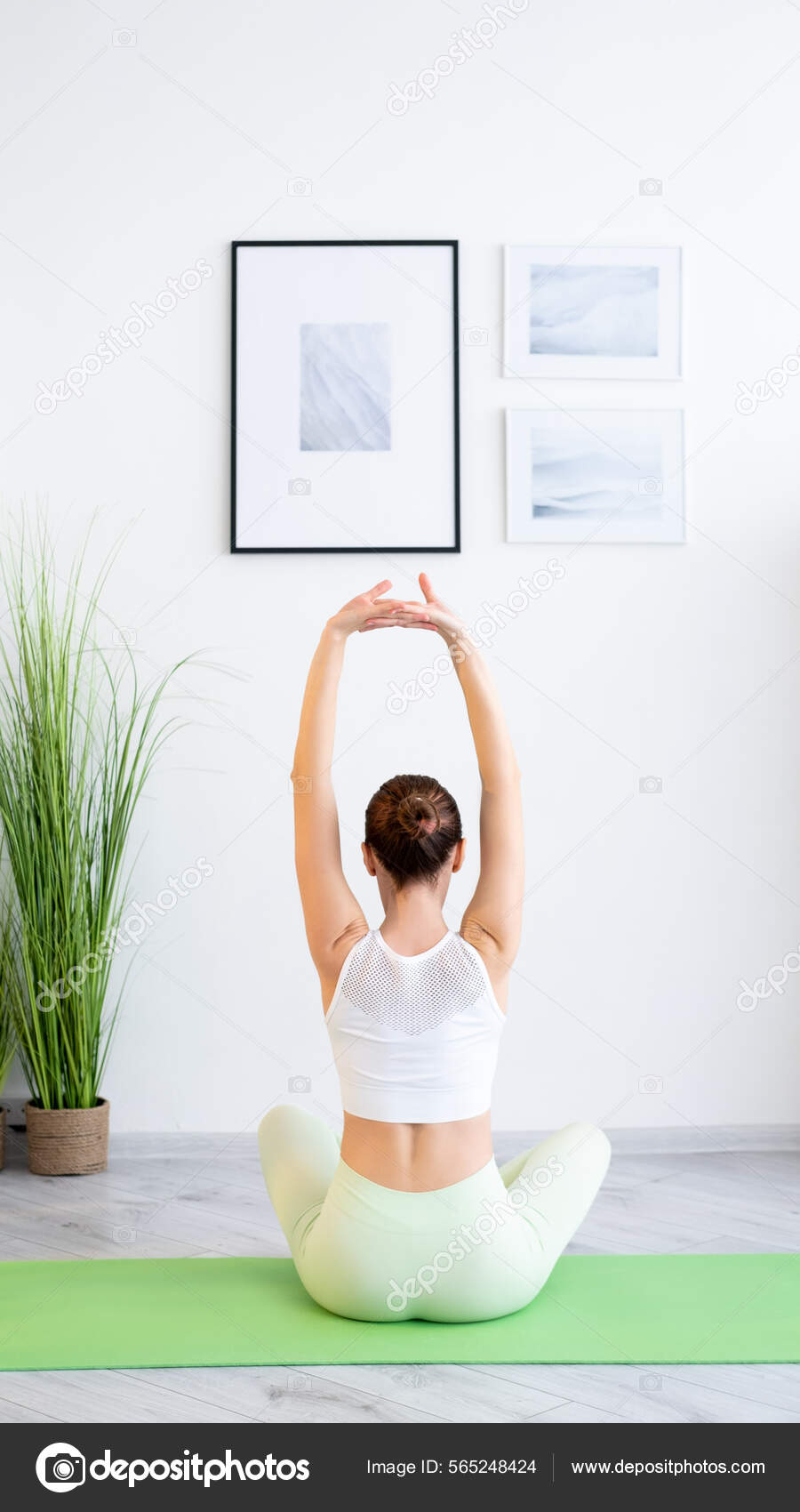 Matin yoga pilates entraînement femme étirement gymnase image libre de  droit par golubovy © #565248424