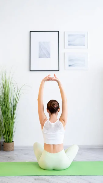 Matin yoga pilates entraînement femme étirement gymnase — Photo