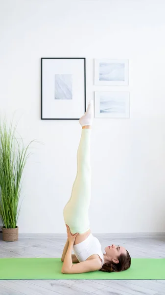 Ejercicio de fitness casa gimnasio en forma mujer entrenamiento yoga —  Fotos de Stock