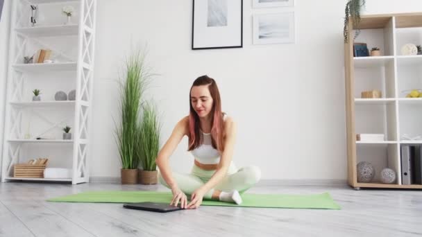 Yoga online indoors meditation woman laptop gym — Stock Video