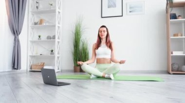 Çevrimiçi meditasyon zihni dinlenme kadın yoga pratik